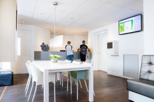 wachtruimte en balie van Orthodontiepraktijk Het Gooi