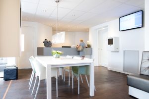 wachtruimte en balie van Orthodontiepraktijk Het Gooi